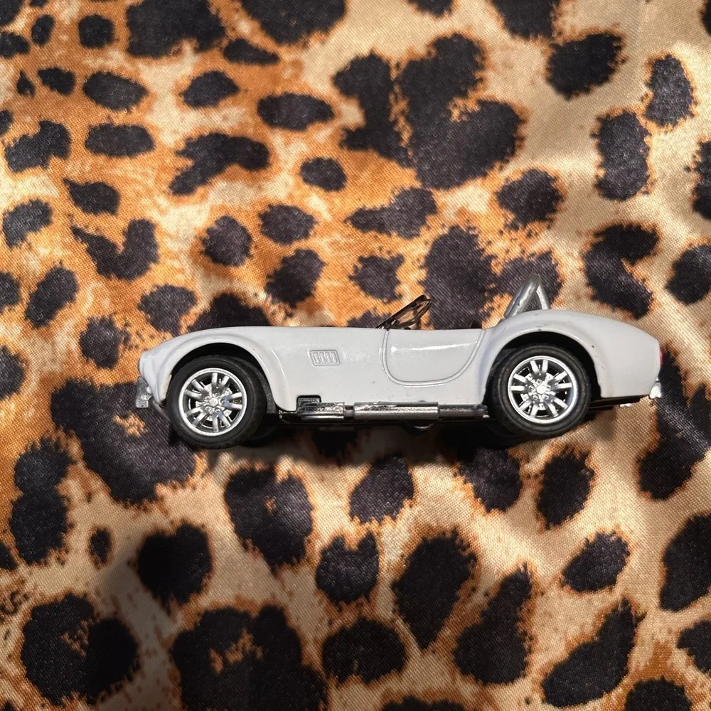 Kinsmart 32 scale